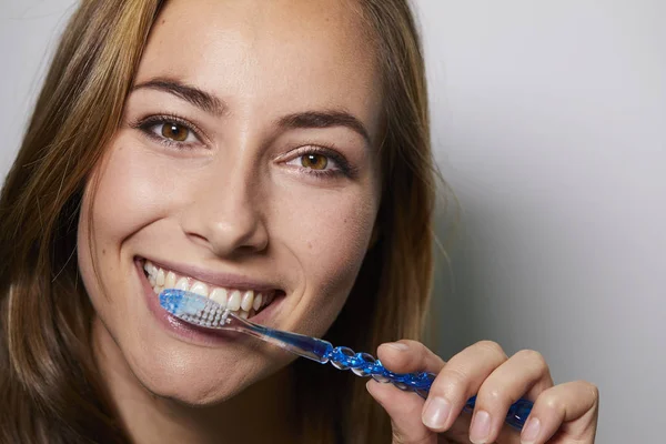 Portret Van Een Vrouw Met Tandenborstel Tandenpoetsen Camera Kijken — Stockfoto