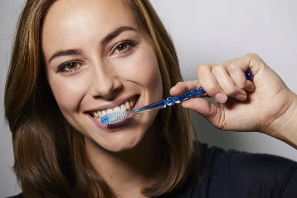 Portret Van Een Vrouw Met Tandenborstel Tandenpoetsen Camera Kijken — Stockfoto