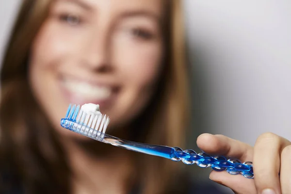 Jonge Vrouw Met Tandenborstel Tandpasta Zich Richten Voorgrond — Stockfoto