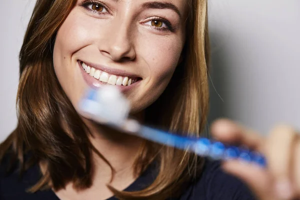 Retrato Mujer Morena Con Cepillo Dientes Mirando Cámara — Foto de Stock