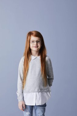 Gri top gözlük, Kızıl saçlı kız kameraya gülümseyen