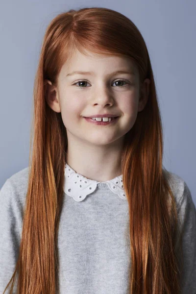 Portrait Smiling Redheaded Girl Smiling Camera — Stock Photo, Image