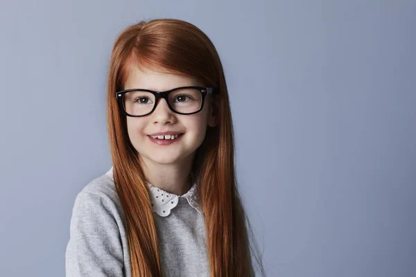 Portrait Fille Rousse Souriante Dans Des Lunettes Détournant Les Yeux — Photo