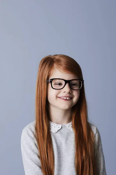 Souriant Rousse Fille Lunettes Regardant Côté — Photo