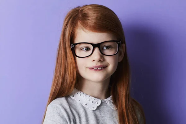 Chica Sonriente Gafas Con Pelo Largo Rojo Mirando Hacia Otro —  Fotos de Stock