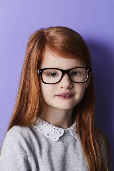 Seriózní Dívka Červenými Vlasy Brýlích Při Pohledu Fotoaparát Portrét — Stock fotografie