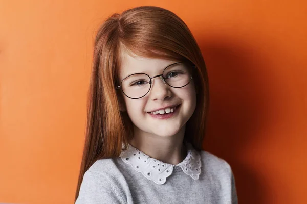 Portrait Fille Rousse Souriant Caméra Dans Des Lunettes — Photo