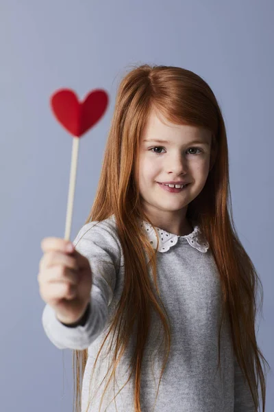 Ragazza Dai Capelli Rossi Che Tiene Cuore Carta Rosso Sul — Foto Stock