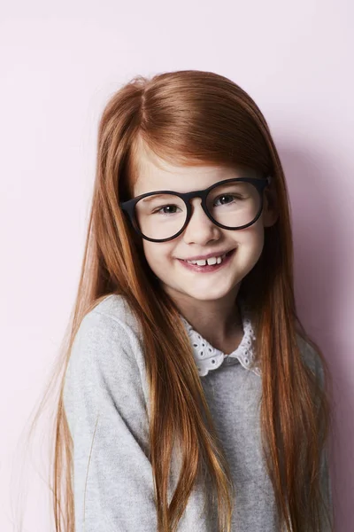 Joyeuse Rousse Fille Souriant Caméra Portant Des Lunettes — Photo