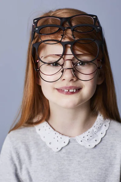 Fille Rousse Portant Nombreuses Lunettes Portrait — Photo