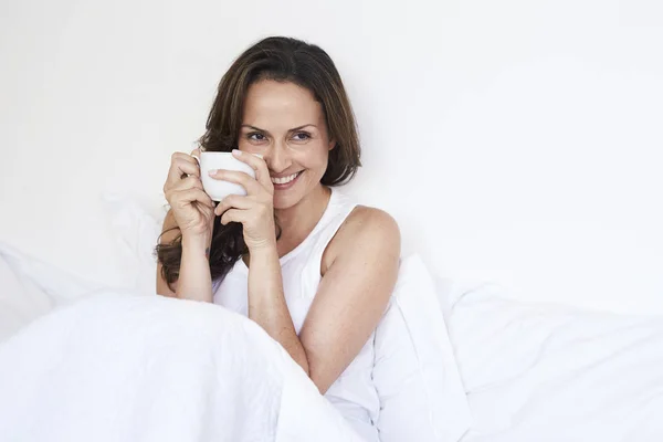 Meados Mulher Morena Adulta Sentada Cama Com Xícara Café Sorrindo — Fotografia de Stock