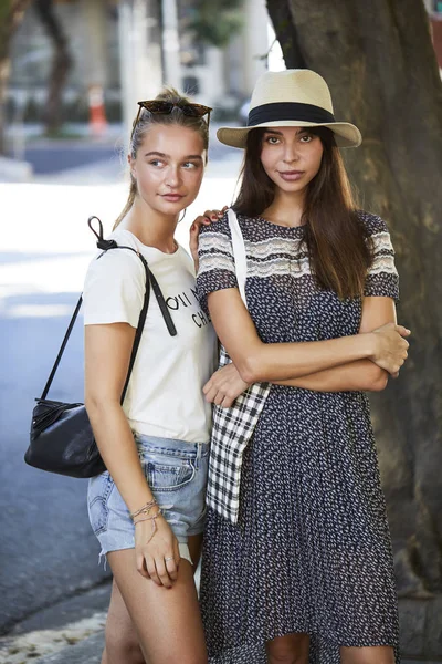 Chicas Elegantes Calle Ciudad Con Sombrero Gafas Sol — Foto de Stock