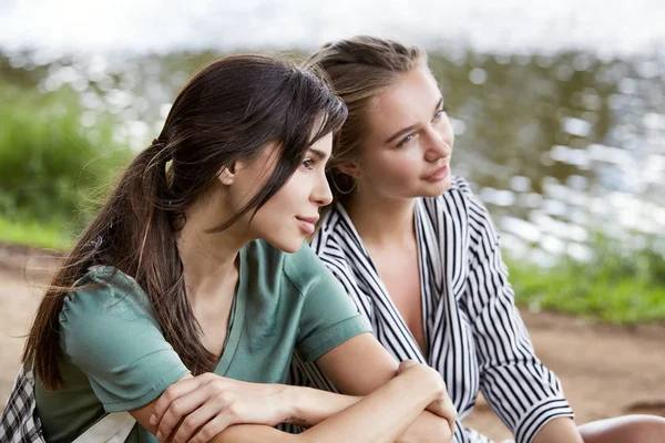 Girlfriends Park Looking Away — Stock Photo, Image