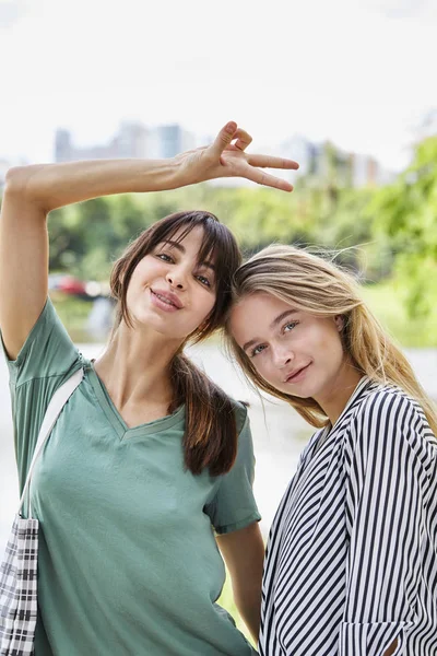 Posing Girlfriends Park Portrait — Stock Photo, Image