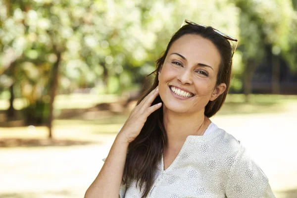 Linda Mulher Morena Adulta Média Sorrindo Parque Retrato — Fotografia de Stock