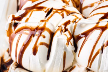 Beyaz dondurma bölümlerini sırlı.