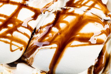 Vanilyalı dondurma çikolata sır ile büyük bölümü.