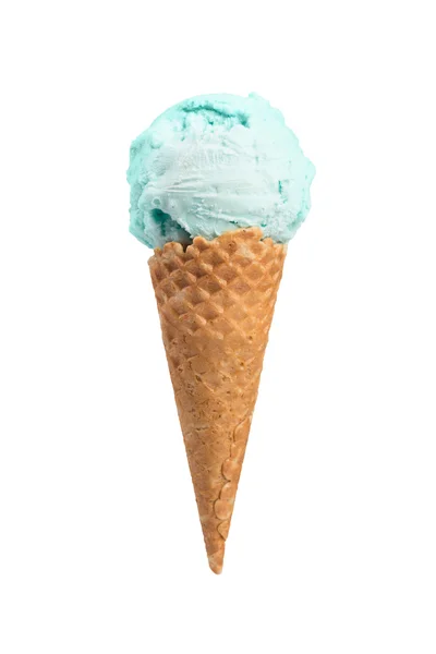 Бирюзовое мороженое в вафельном конусе . — стоковое фото