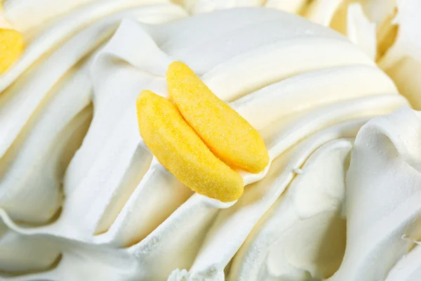 Leckeres Vanilleeis-Sorbet mit Bananenfeigen auf einem Deckel. — Stockfoto
