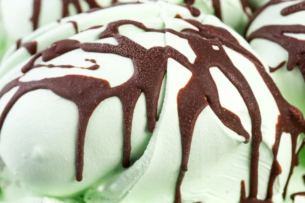 Pistache ijs gegoten met chocolade. — Stockfoto