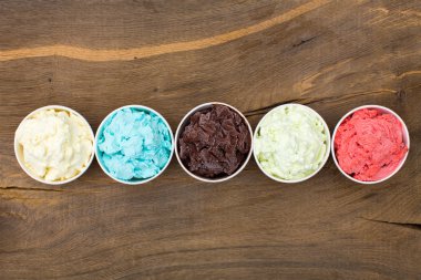 Vanilya, çilek, böğürtlen, ahududu ve çikolata buz cre