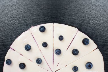 Lor kek beyaz buzlanma ve wineberry.