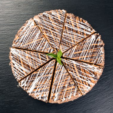 Yuvarlak pasta ve çikolata beyaz kum ile serpilir.