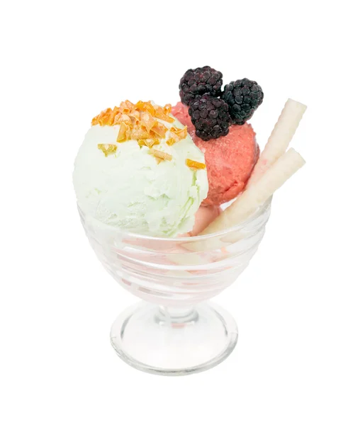 Παγωτό βανίλια παγωτό με σμέουρα στην κορυφή ενός. — Φωτογραφία Αρχείου