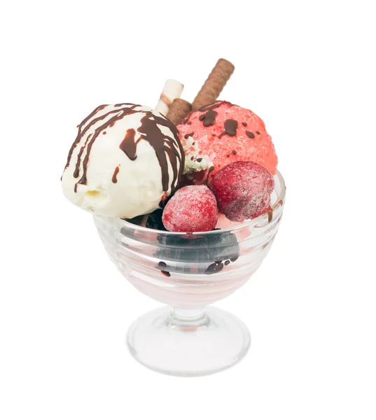 Gelato con fragole e panna montata . — Foto Stock