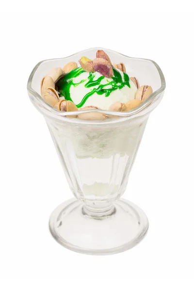 Zmrzlinový pohár s zelenou smetanou, polevou a soubory cookie. — Stock fotografie