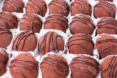 domalan el tarafından yapılan çeşitli gurme çikolata.