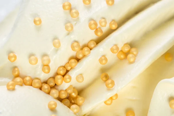 Белое мороженое с апельсиновыми конфетками . — стоковое фото