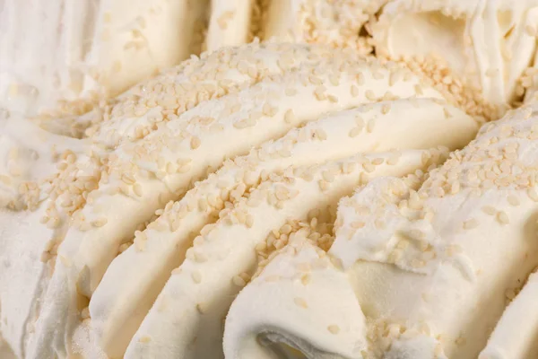 Ванильное мороженое в ломтиках с орехами сверху . — стоковое фото