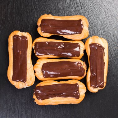 Bir çikolata ganache ile lezzetli ev yapımı eklerleri ve daldırma 