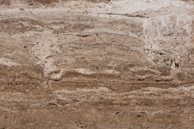 Traverten duvar taş katmanları farklı renkler ile.