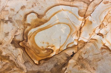 Arka plan olarak kahverengi granit yüzey.