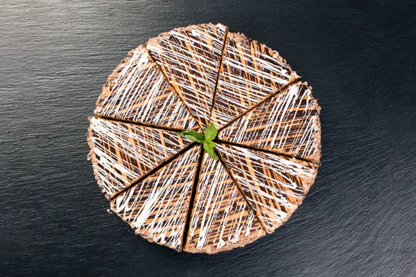 Yuvarlak pasta ve çikolata beyaz kum ve t nane serpilir