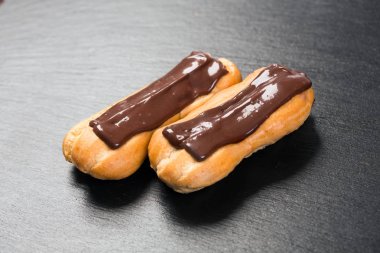 Siyah arka plan üzerine çikolata eklerleri.