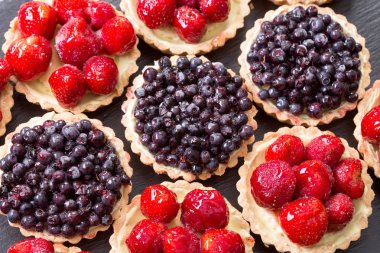 Çilek ve ahşap tabl üzerinde yaban mersini meyve tatlı tart
