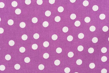 Mor kumaş dokusunda nokta deseni.