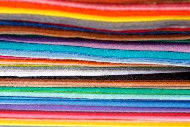 Çeşitli renklerde kumaş yaprak hissettim.