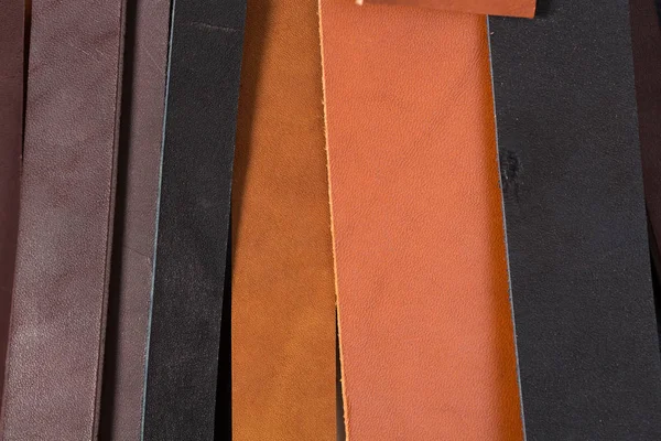 Pedaços de couro cortados para cintos . — Fotografia de Stock