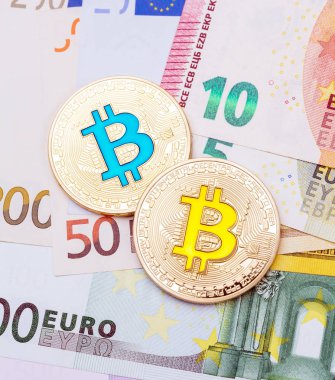 İki altın bitcoin metalik sikke üzerinde euro banknot, gelecekteki fin