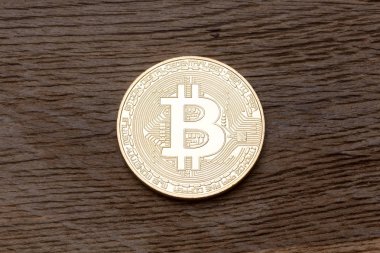 Tahtadaki dijital para birimi fiziksel altın bitcoin..