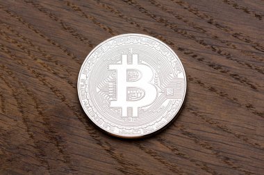 Ahşap üzerine dijital para fiziksel gümüş bitcoin.