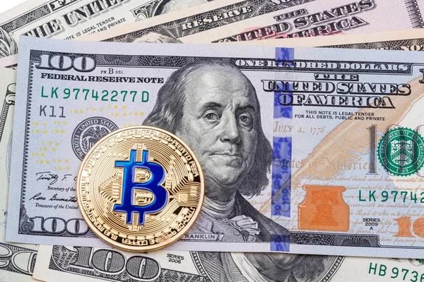 Un Bitcoin en billete de cien dólares . — Foto de Stock