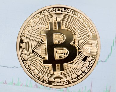 Mavi zemin üzerine altın bitcoin.