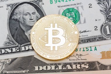 Farklı dolar zemin üzerine altın bitcoin.