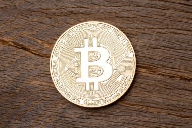 Ahşap zemin üzerine altın bitcoin yakın çekim. 