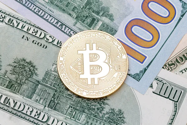 Bitcoin criptomoneda de oro en billetes de banco de EE.UU. . — Foto de Stock